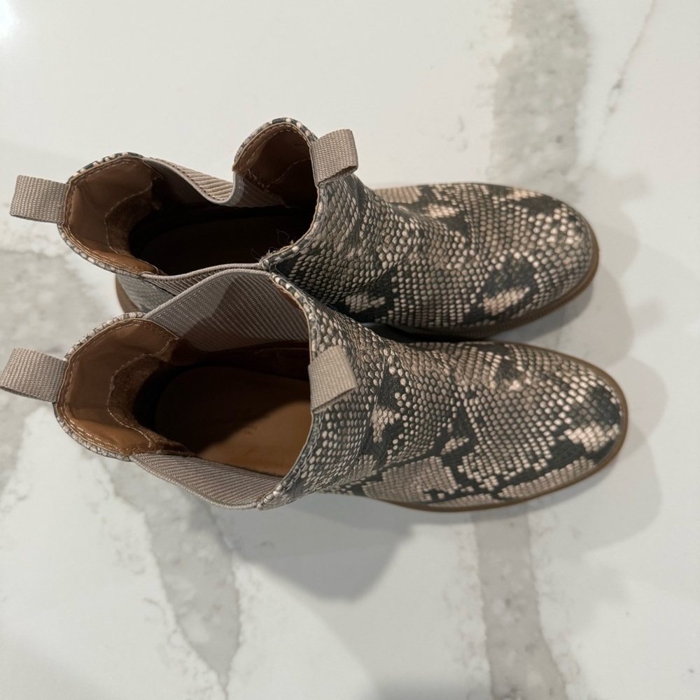 Universal Threads Snakeskin Slip On Chelsea Boots Women’s 8.5 Tan Combat Chunky - Picture 6 of 8